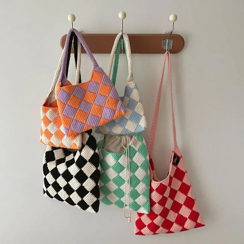 Collection de sacs à carreaux au crochet multicolores