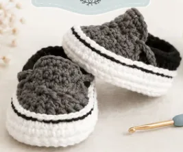 Chaussons au crochet gris et blancs avec fine rayure noire