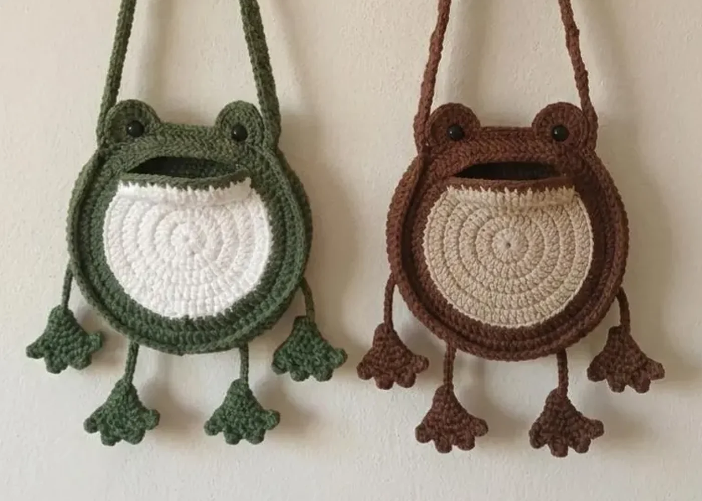 Détail éditorial du sac grenouille au crochet et de sa texture visible