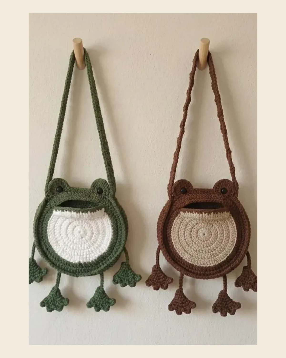 sac grenouille au crochet en vert olive et brun suspendu au mur