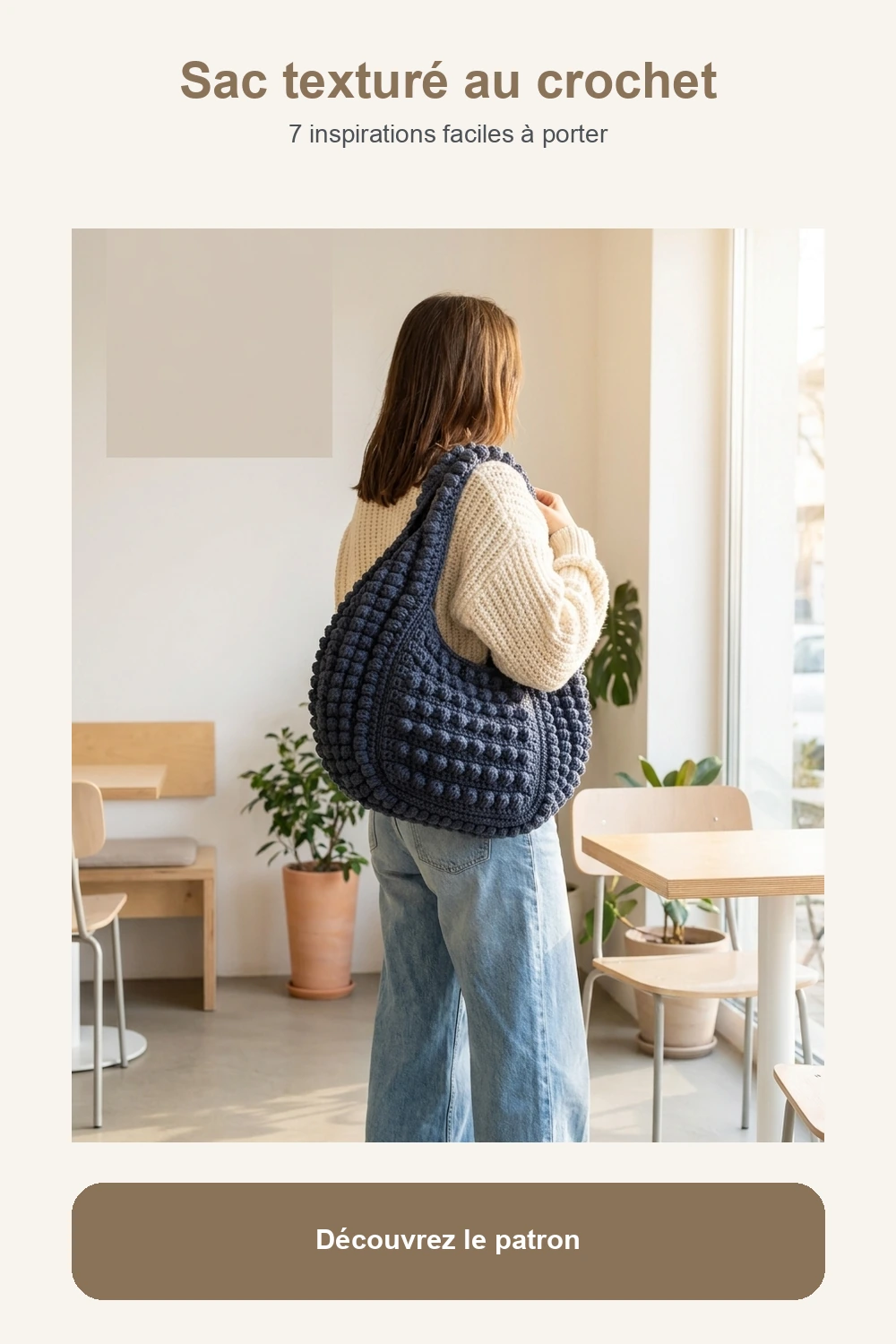 sac texturé au crochet bleu nuit présenté dans une épingle Pinterest verticale